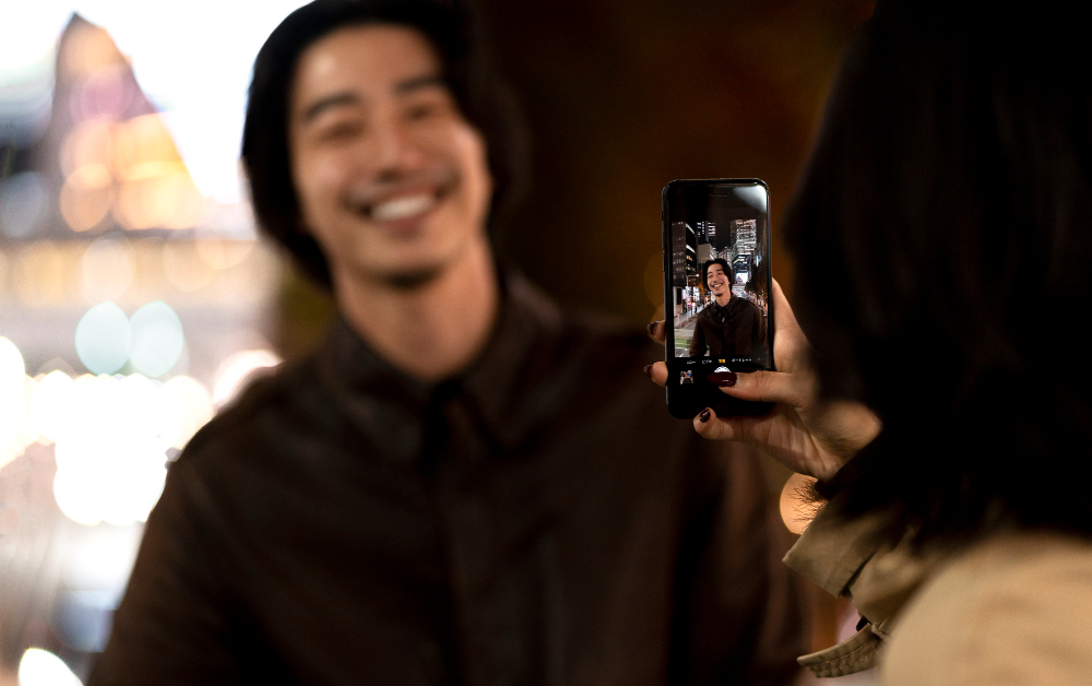 Ilustrasi orang yang memakai filter di sosial media mereka. (Freepik) - Image