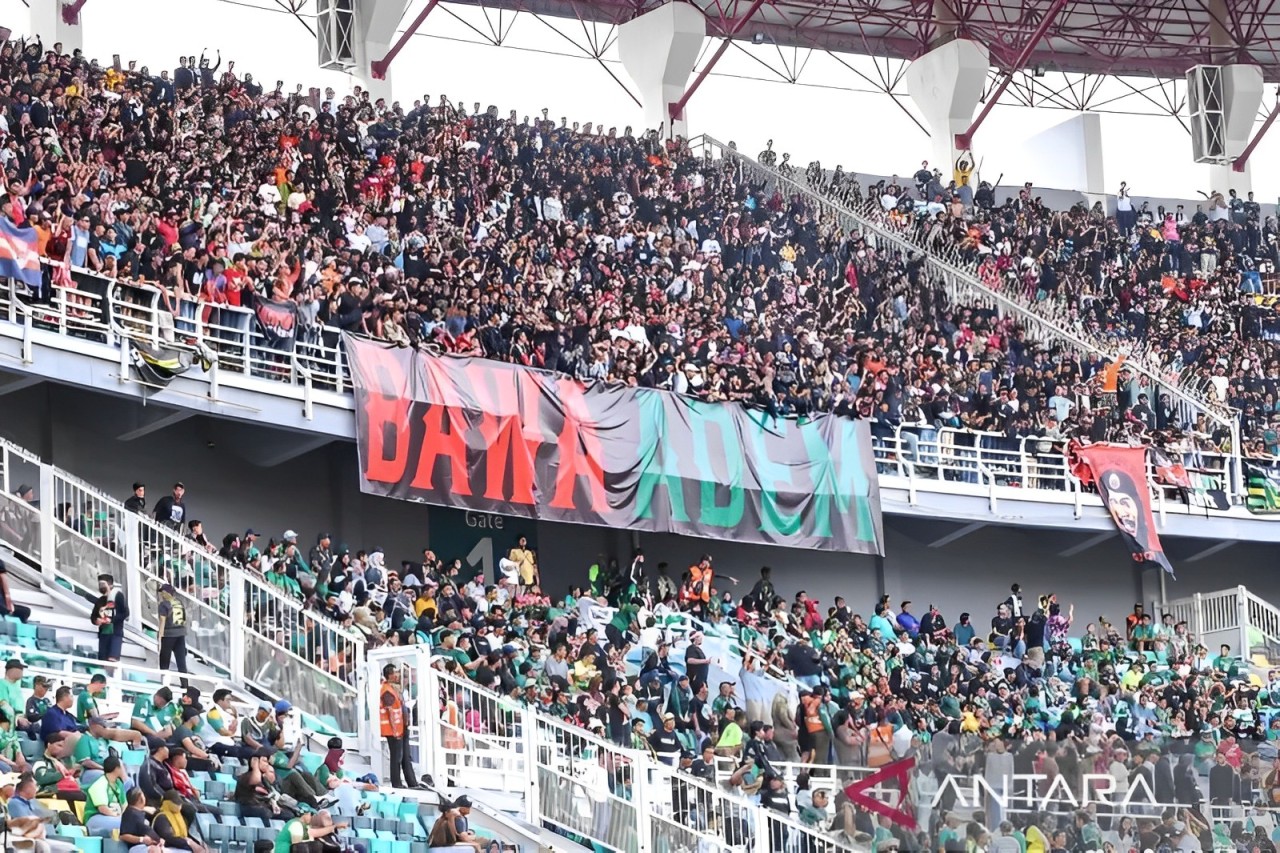 Laga Persebaya kontra Persija di Stadion GBT Jumat (22/11) lalu memecahkan rekor penonton terbanyak Liga 1 musim ini. (Antara) - Image