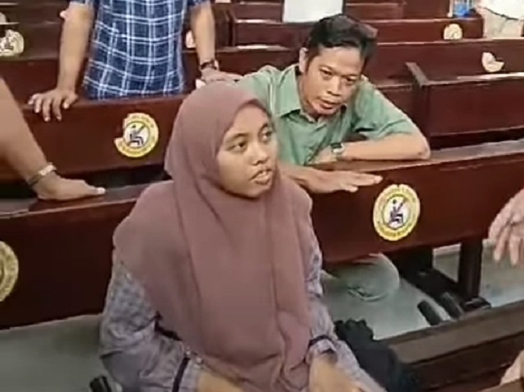 Beredar video yang memperlihatkan jemaat dan pengurus gereja menanyai perempuan berkerudung, pembawa senjata tajam pisau di Gereja Katolik St Stefanus Tandes Surabaya. (Instagram @lyana.lukito) - Image