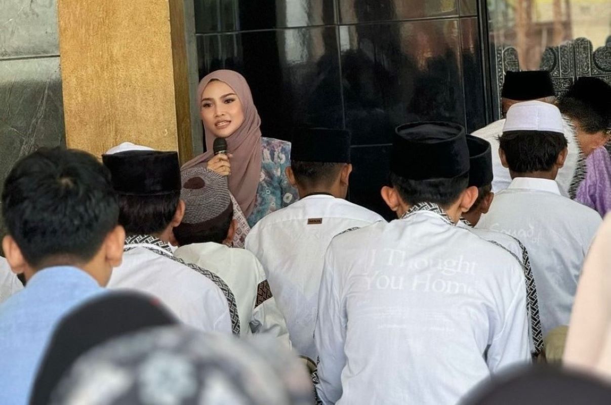 Pegiat Sosial Evi Ratnasari kunjungi Pondok Pesantren Tahfidz Baitul Quran di Kecamatan Gembong, Kabupaten Lamongan. (Istimewa) - Image