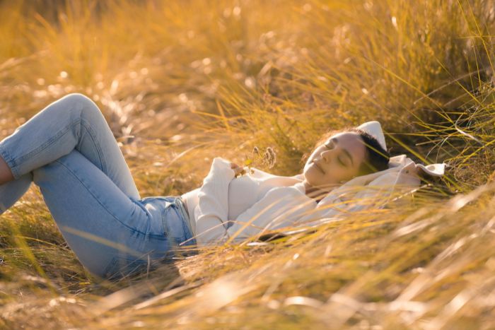 Ilustrasi 6 sifat yang biasanya ditemukan pada orang-orang yang benar-benar bahagia dengan kehidupan normal mereka. - Image