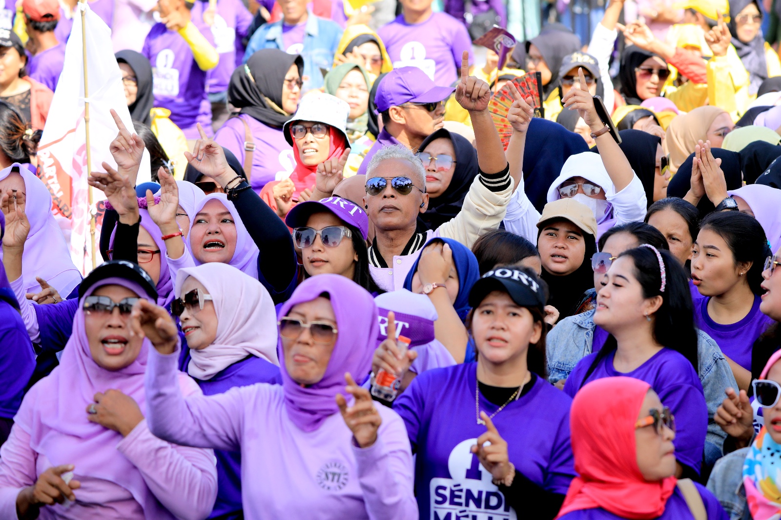 Pendukung pasangan calon Wali Kota dan Wakil Wali Kota Bogor Sendi Fardiansyah-Melli Darsa menghadiri Pesta Bogor Hepi, Sabtu (23/11). (Istimewa) - Image