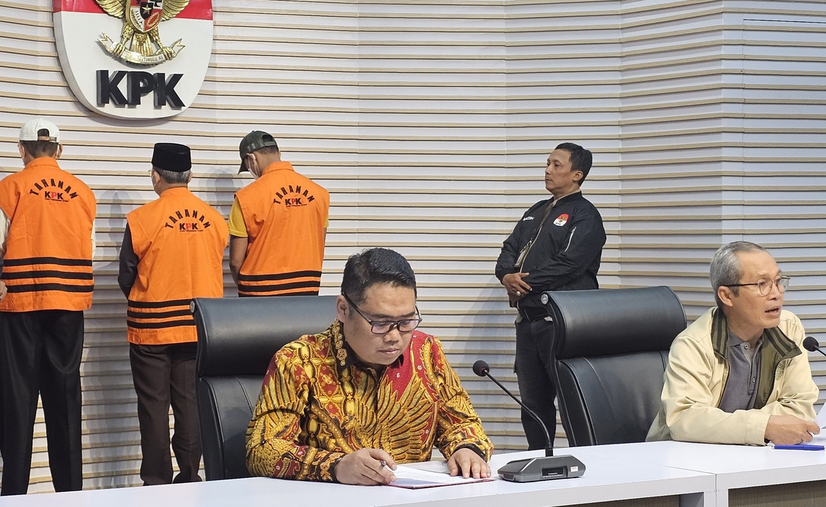 KPK menetapkan Gubernur Bengkulu Rohidin Mersyah Sekretaris Daerah (Sekda) Provinsi Bengkulu Isnan Fajri (IF) dan Adc Gubernur Bengkulu Evriansyah alias Anca (AC) sebagai tersangka, Minggu (24/11). - Image