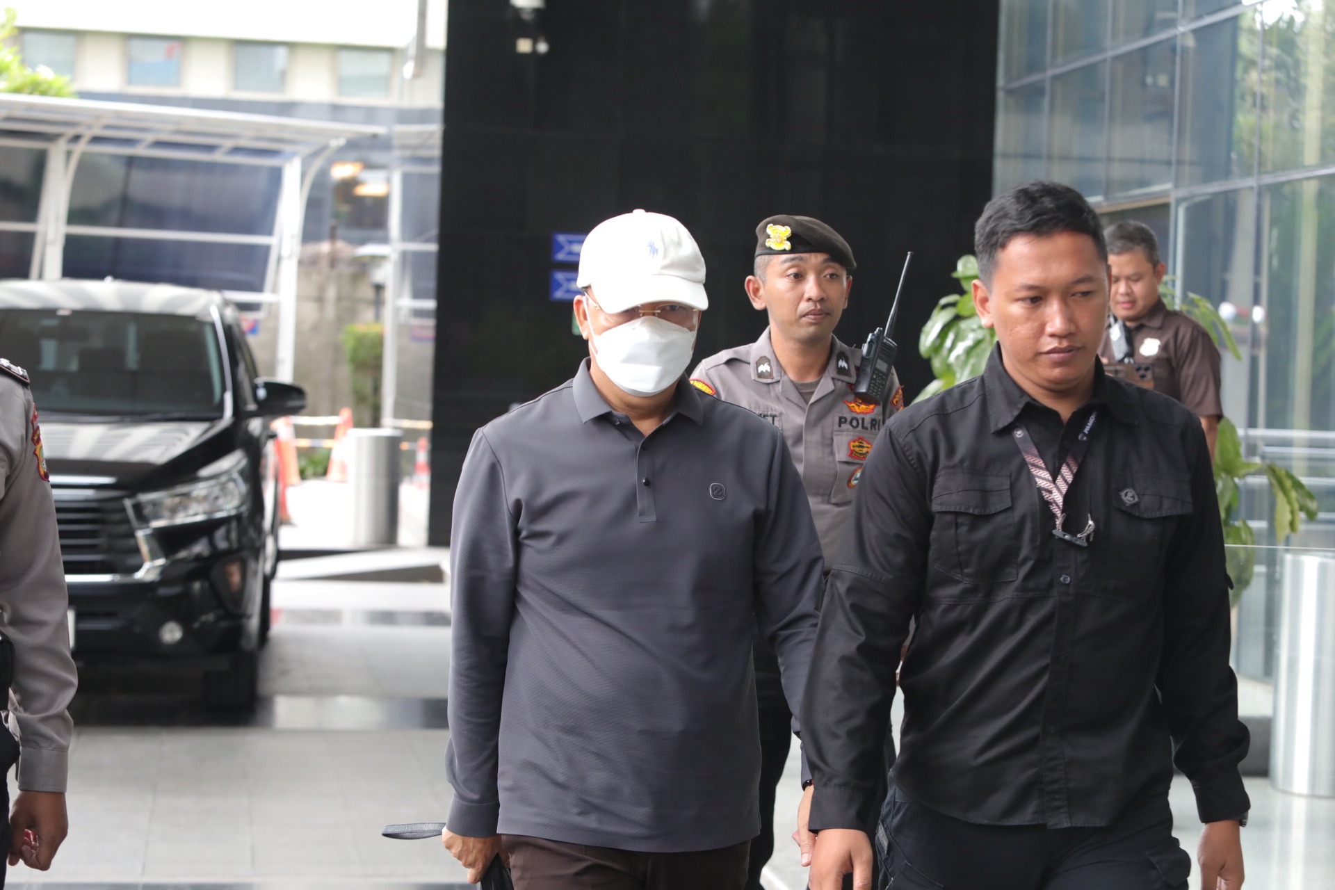Gubernur Bengkulu Rohidin Mersyah menjalani pemeriksaan di Gedung Merah Putih, KPK, Jakarta, Minggu (24/11/2024). (Fedrik Tarigan/ Jawa Pos) - Image