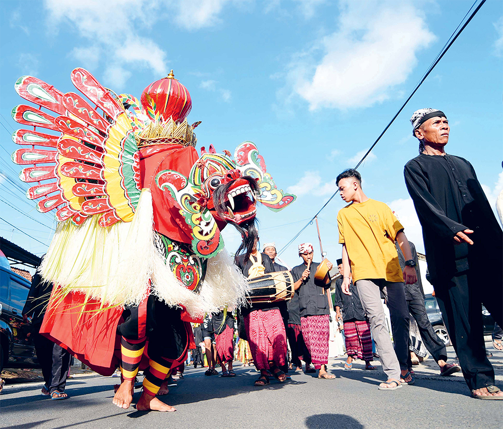 EVENT TAHUNAN: Barong Ider Bumi merupakan salah satu tradisi di Desa Wisata Kemiren yang digelar setiap tanggal 2 Syawal tahun Hijriyah. (RAMADA KUSUMA/JAWA POS RADAR BANYUWANGI) - Image