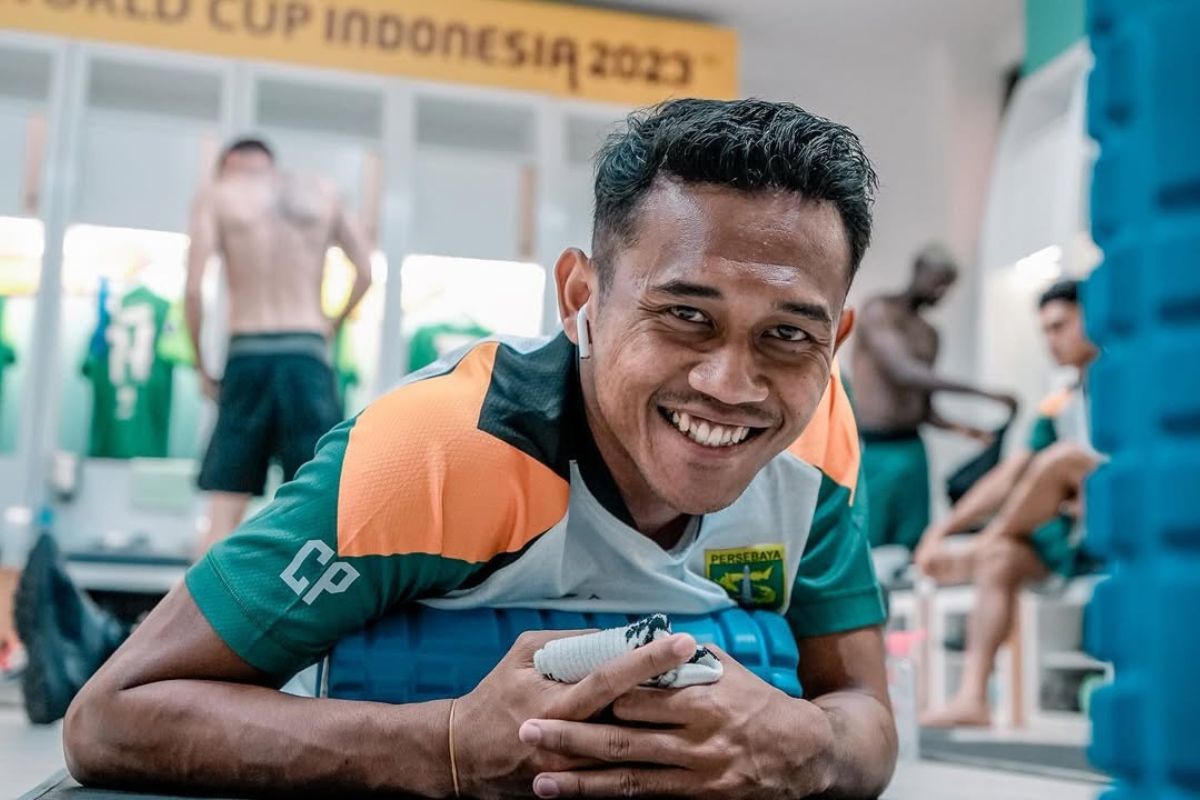 Lemparan ke dalam Arief Catur Pamungkas jadi strategi baru Paul Munster di Persebaya Surabaya. (Lensa Persebaya/Instagram @ariefcaturp) - Image