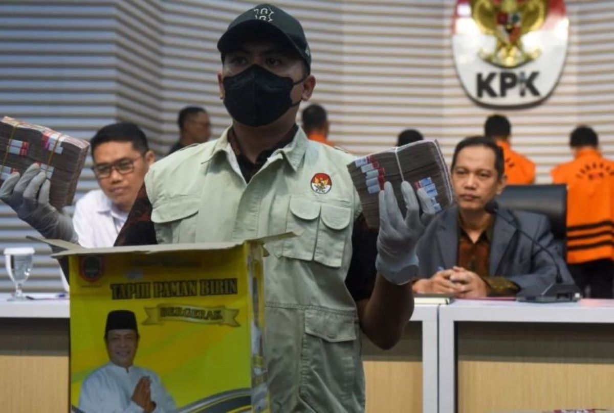Petugas KPK tunjukkan barang bukti sejumlah uang dalam konferensi pers penahanan enam tersangka OTT di Kalsel. (Indrianto Eko Suwarso/Antara) - Image