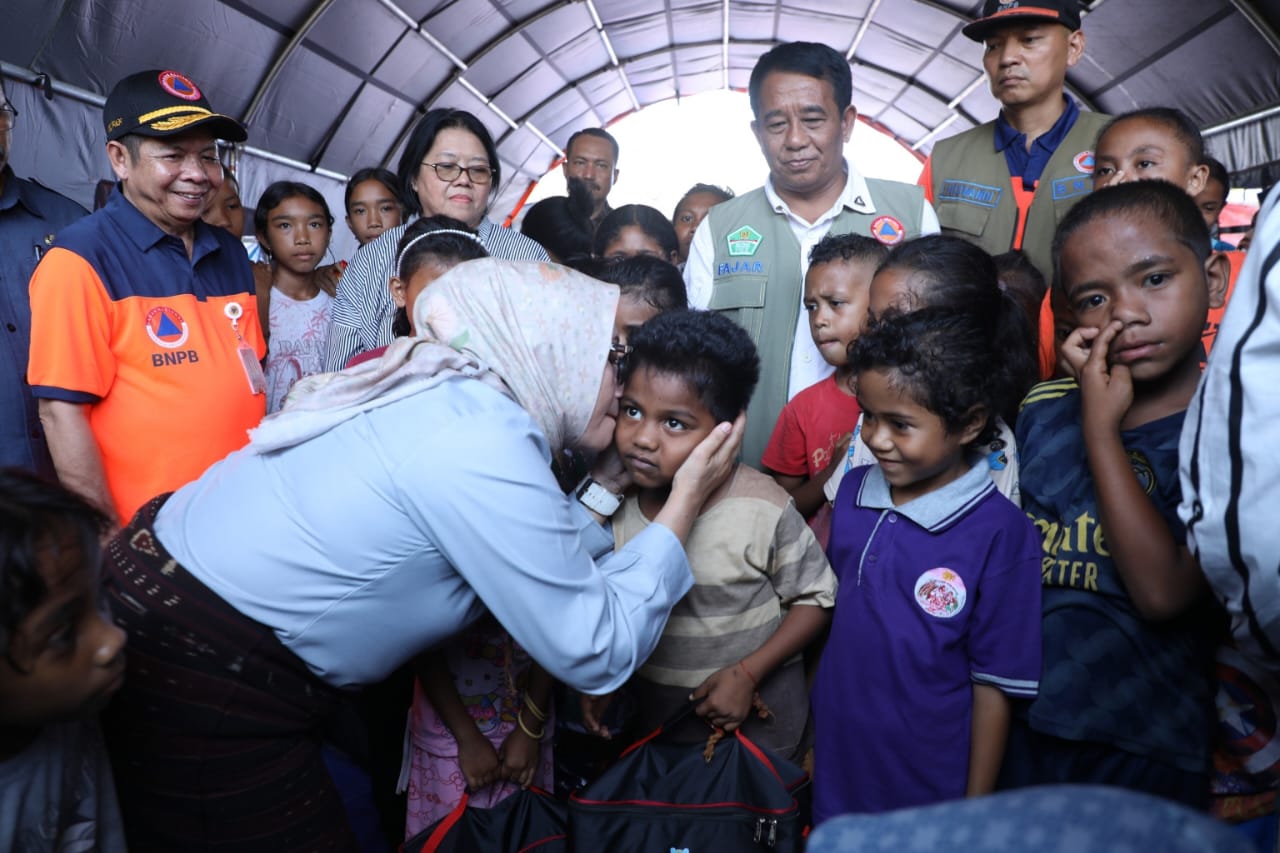 SAYANG ANAK: Menteri PPPA Arifah Fauzi berintegrasi dengan anak-anak di posko pengungsi erupsi Gunung Lewotobi di Flores Timur, Minggu (24/11). (Foto Kementerian PPPA) - Image