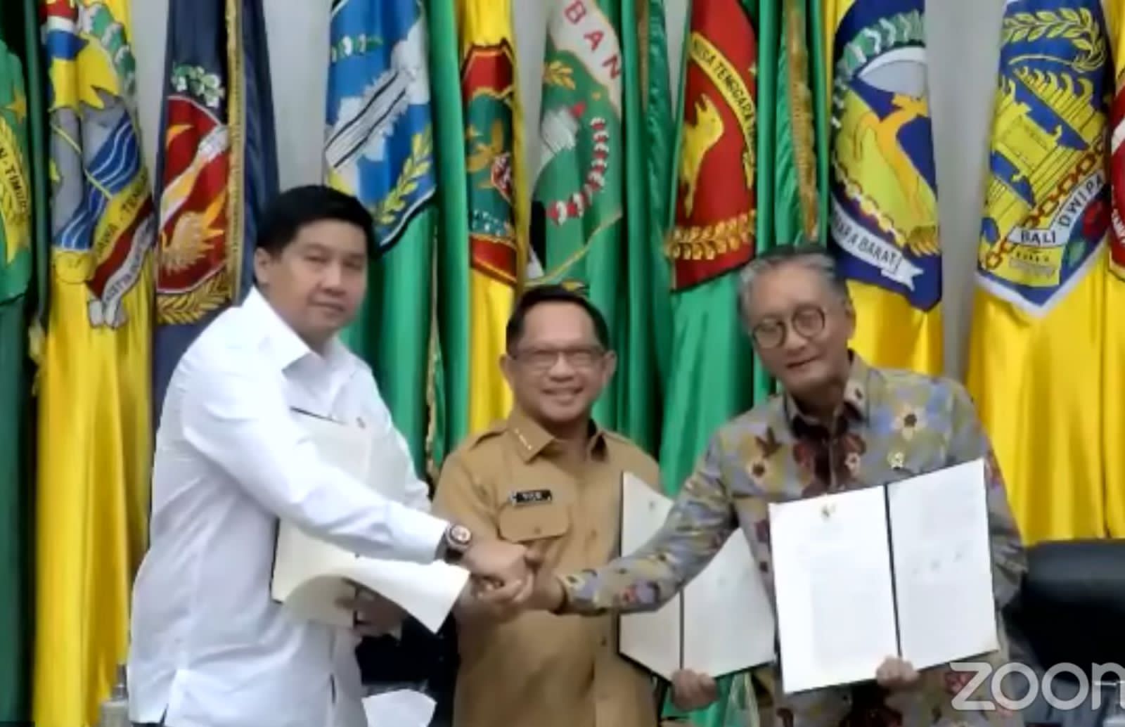 Menteri PKP Maruarar Sirait, Mendagri Tito Karnavian, dan Menteri PU Dody Hanggodo usai penandatanganan SKB 3 Menteri soal penghapusan pajak retribusi PBG dan BPHTB, Senin (25/11). (Istimewa) - Image