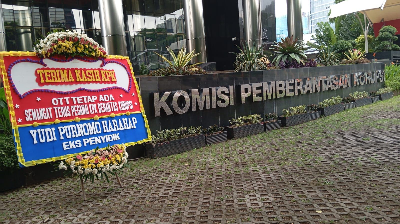 Mantan penyidik Komisi Pemberantasan Korupsi (KPK) Yudi Purnomo mengirimkan karangan bunga ke depan Gedung Merah Putih KPK, Jakarta, Senin (25/11). (Istimewa) - Image