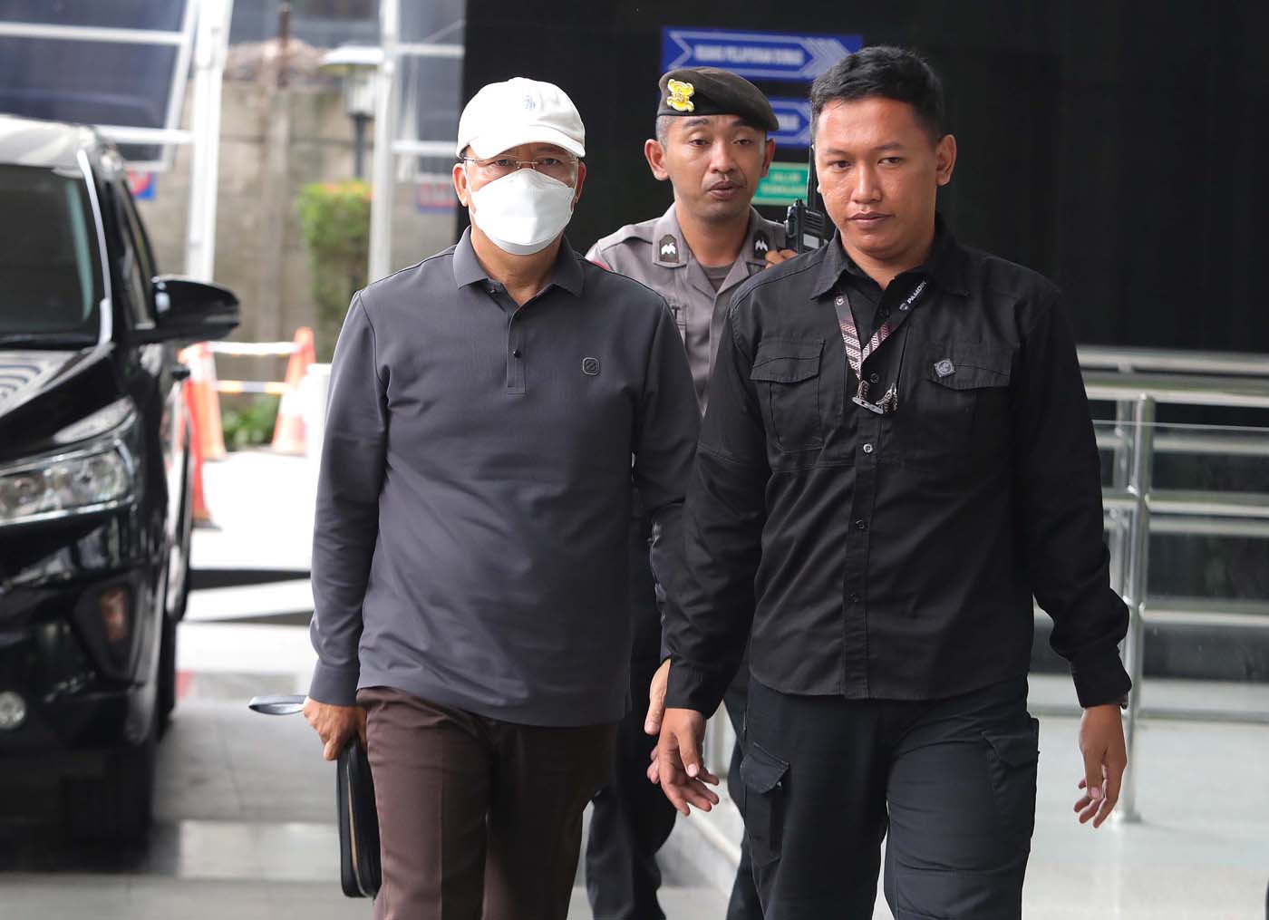 Gubernur Bengkulu Rohidin Mersyah tiba di Gedung KPK, Jakarta, Minggu (24/11/2024). (Fedrik Tarigan/ Jawa Pos) - Image