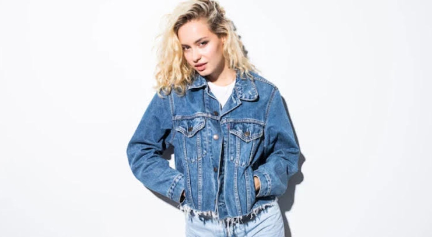 Ilustrasi wanita dengan gaya fashion denim yang modis (Freepik) - Image