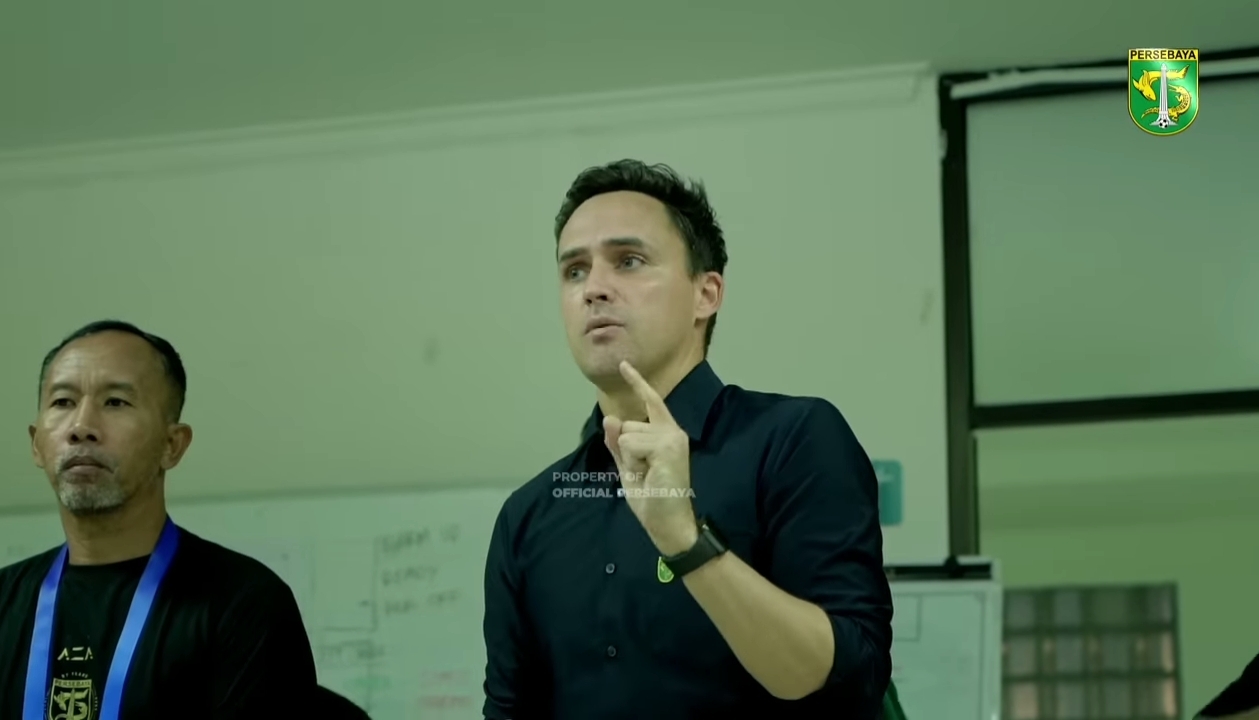 Pelatih Persebaya, Paul Munster, memberikan motivasi kepada para pemainnya saat hadapi Persija. (YouTube Persebaya) - Image