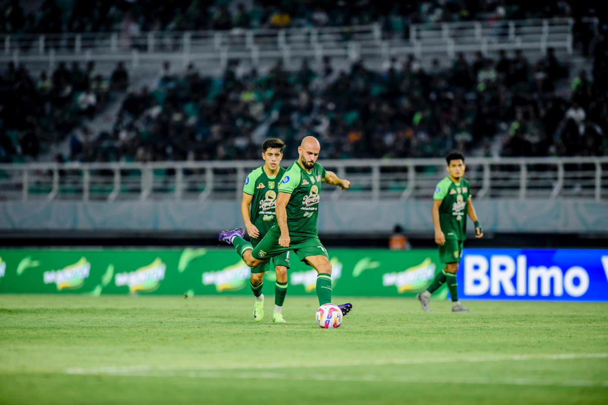 Mohammed Rashid (depan) dan Francisco Rivera, duet gelandang Persebaya yang baru didatangkan musim ini dan berperan besar membawa Green Force memuncaki klasemen sementara Liga 1 2024-2025. (Persebaya) - Image