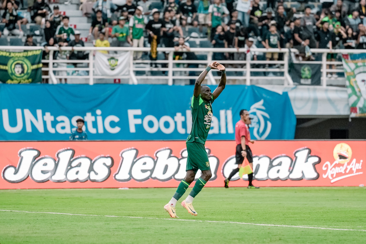 Striker Persebaya Flavio Silva setelah mencetak ke gawang Persija. (Persebaya) - Image