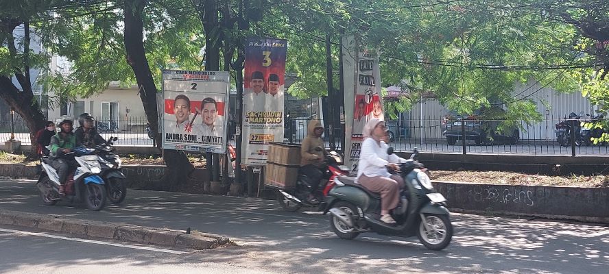 Alat Peraga Kampanye (APK) pasangan calon Pilwalkot Kota Tangerang dan Pilgub Banten masih bersebaran di sejumlah titik di Kota Tangerang, Senin (25/11/2024). (Ryandi Zahdomo/ JawaPos.com) - Image