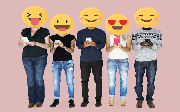 Ilustrasi orang yang terlalu sering menggunakan emoji dalam pesan teks../Freepik. - Image