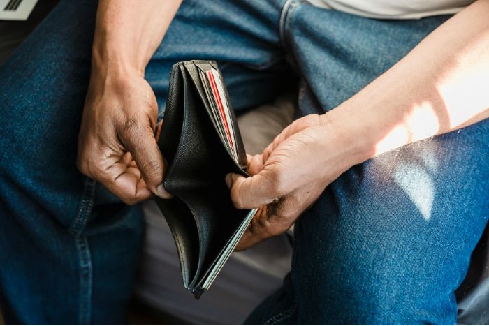 Ilustrasi 8 perilaku tersembunyi atau pola yang tidak hanya memengaruhi dompet, tetapi juga pola pikir tentang uang. (Pexels/Nicola Barts) - Image