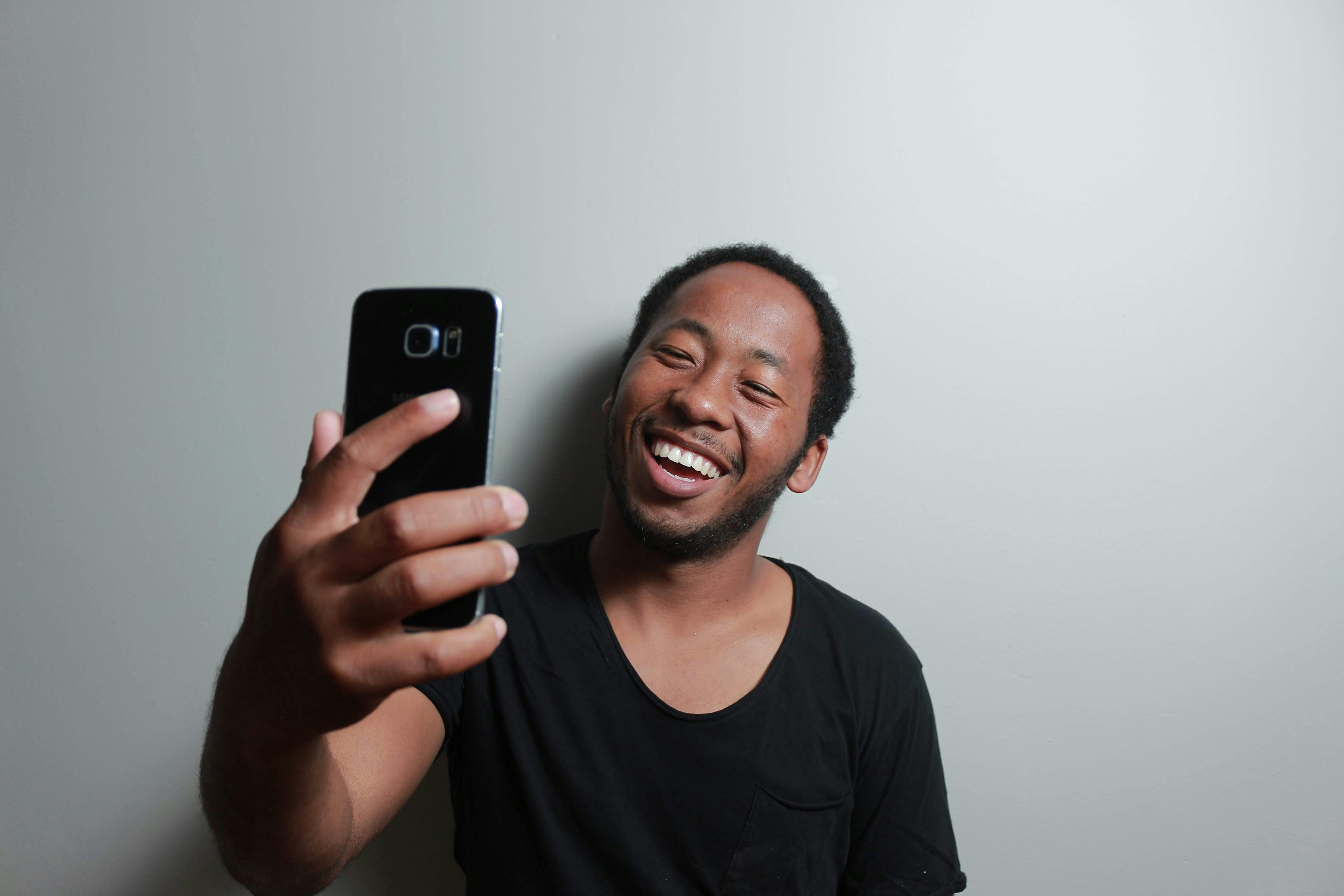 Ilustrasi orang yang sedang selfie dengan ponselnya. (Pexels) - Image