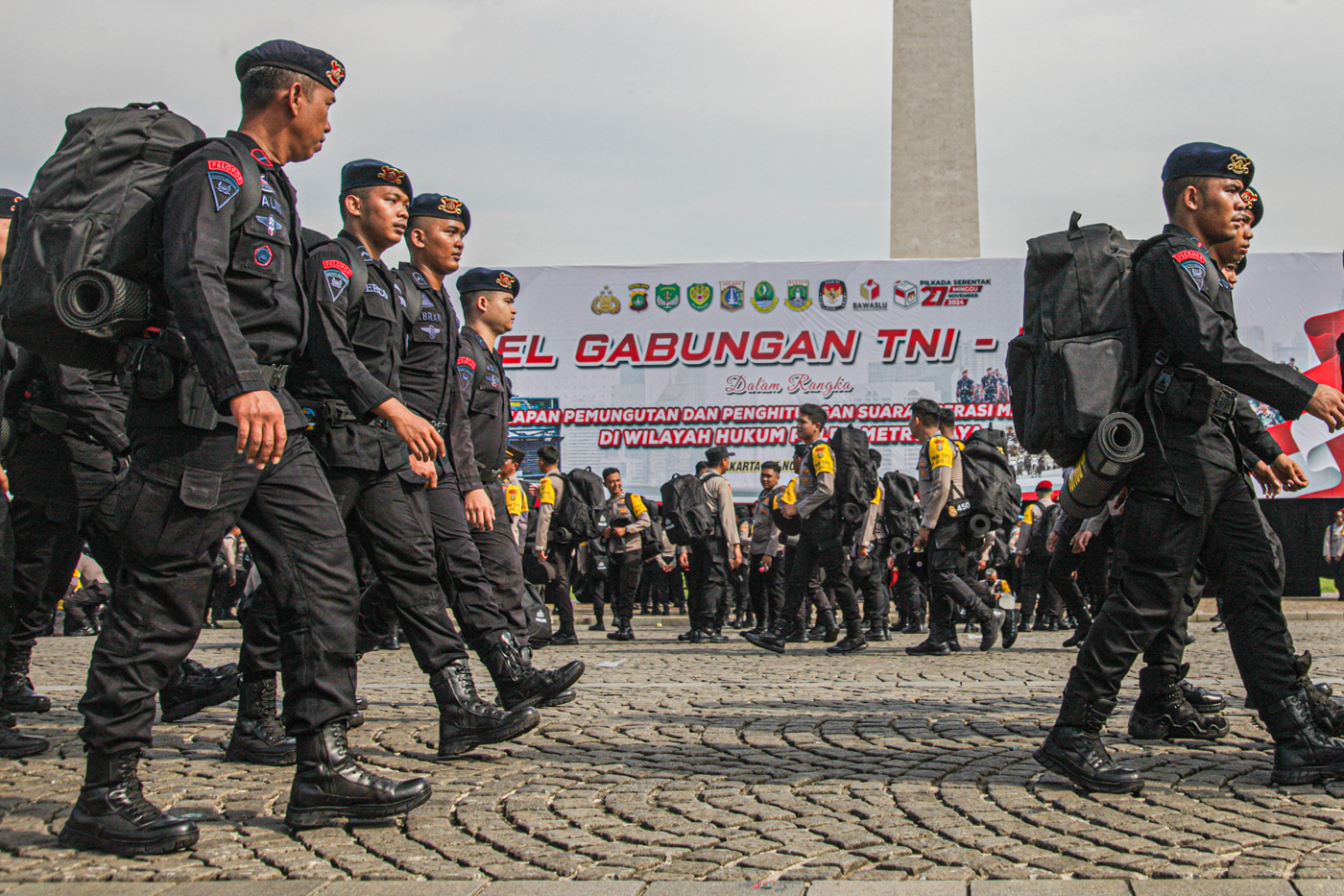 Sejumlah anggota Polri sedang berbaris. (Hanung Hambara/Jawa Pos) - Image