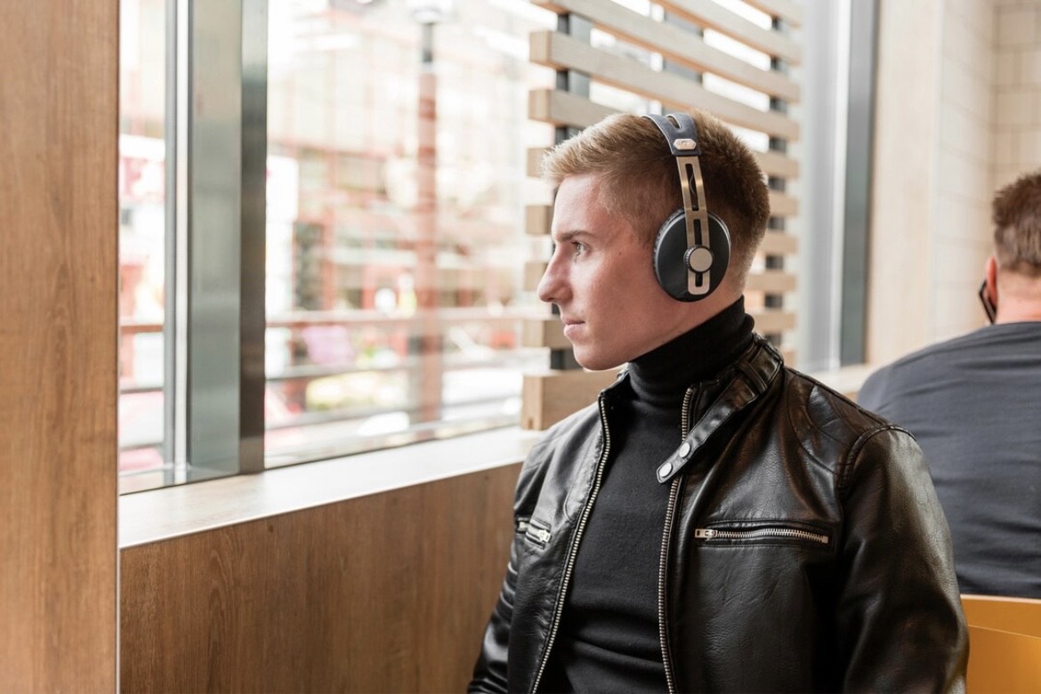 Ilustrasi Headphone di Tempat Umum Tanpa Musik (freepik) - Image