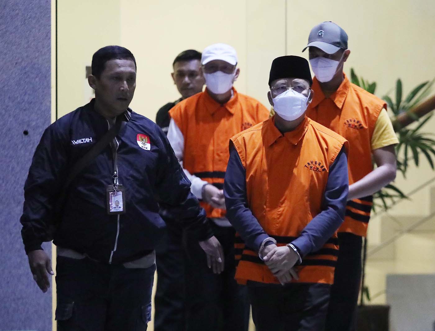 Gubernur Bengkulu Rohidin Mersyah memakai rompi orange berjalan di Gedung Komisi Pemberantasan Korupsi (KPK), Minggu (25/11/2024) Malam. (Fedrik Tarigan/Jawa Pos) - Image