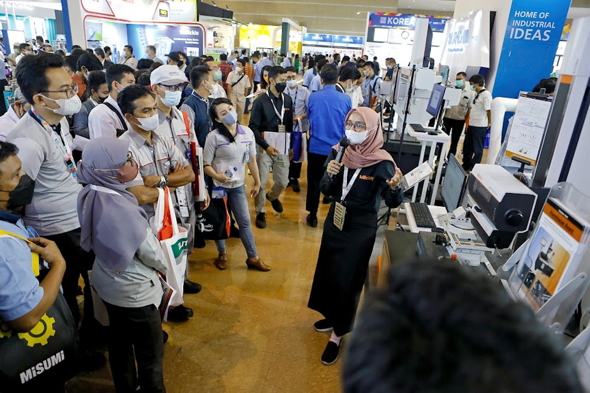 Pengunjung memenuhi stand stand di ajang pameran Manufacturing Indonesia. PT Pamerindo Indonesia akan menggelar Manufacturing Indonesia 2024 , pada 4 -7 Desember 2024 di JI EXPO Kemayoran Jakarta. - Image