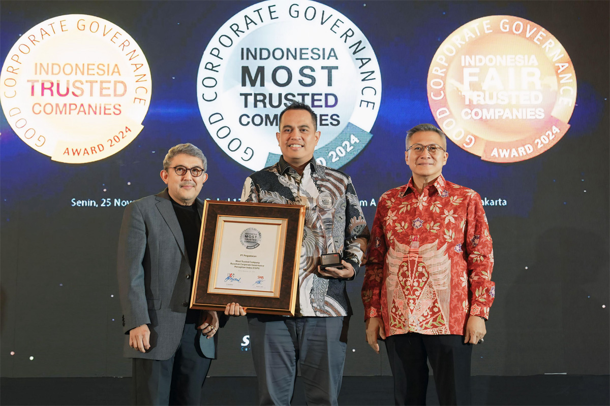 Direktur Manajemen Risiko, Legal dan Kepatuhan Udin Salahudin (tengah) menerima penghargaan Corporate Governance Perception Index Award 2024 di Hotel Shangri-La Jakarta, pada Senin (25/11). (Istimewa) - Image