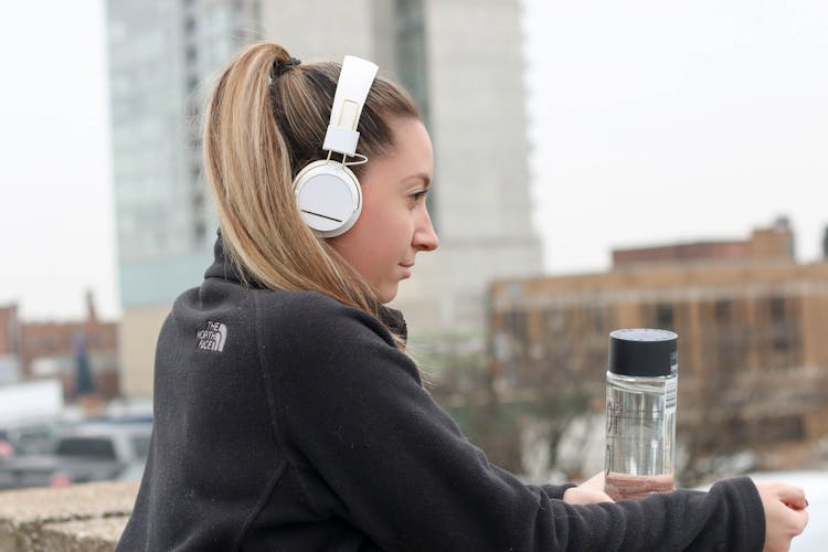 Orang menggunakan Headphone (Pexels/Element5 Digital) - Image