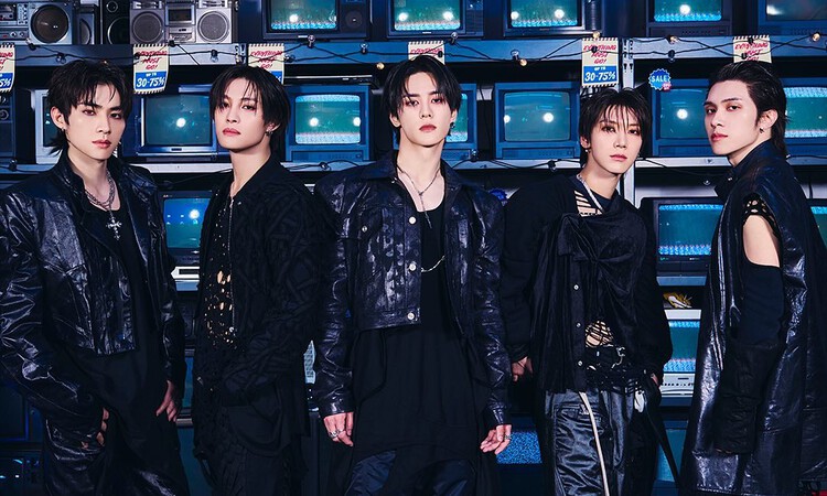 Potret boygroup WayV saat melakukan photoshoot untuk mini album keenam Frequency (Instagram @wayvofficial) - Image