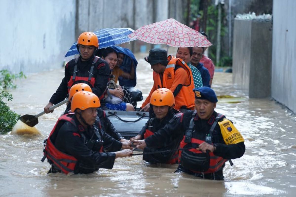 Satuan Brimob Kepolisian Daerah Sumatera Utara melakukan evakuasi warga yang terdampak banjir di Medan, Sumatera Utara, Rabu (27/11). (Brimob Polda Sumatera Utara/Antara) - Image