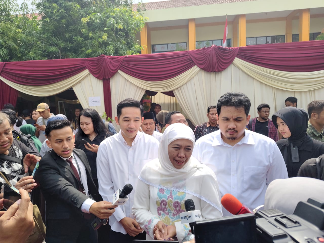 Cagub Jatim nomor urut 2 Khofifah Indar Parawansa seusai menyalurkan hak pilihnya di TPS kawasan Margorejo Surabaya, Rabu (27/11). (Aini for JawaPos.com) - Image