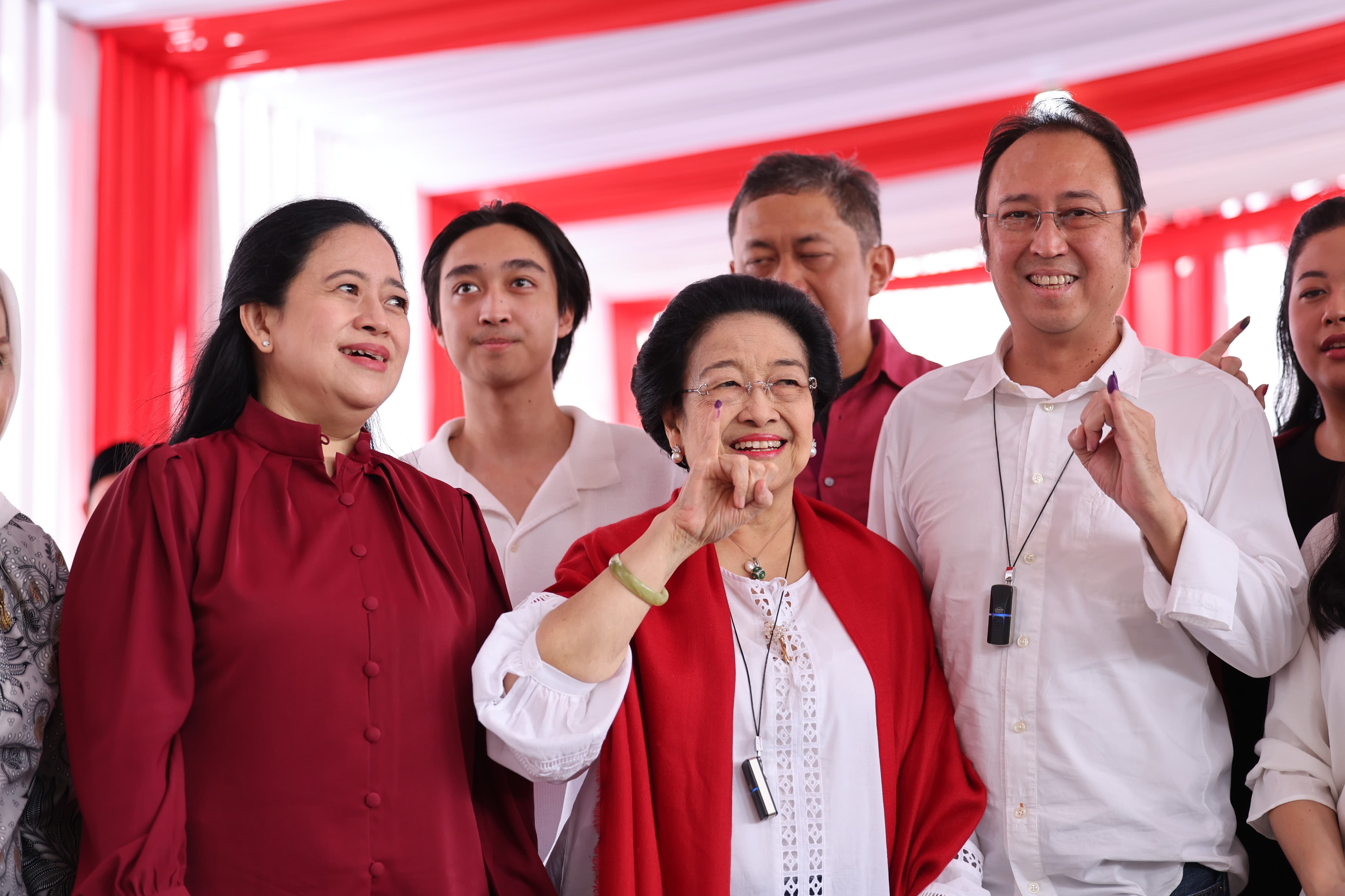 Ketua Umum PDIP Megawati Soekarnoputri didampingi Ketua DPP PDIP Puan Maharani usai menggunakan hak suara di TPS 024, Kebagusan, Pasar Minggu, Jakarta Selatan, Rabu (27/11). (Istimewa) - Image