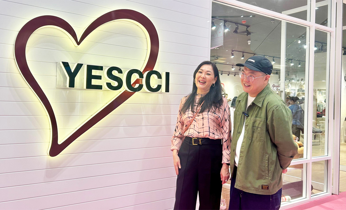 Direktur Pengembangan Bisnis Pakuwon Mall Bekasi Ivy Wong bersama COO Metrox, Freddie di depan peritel Metrox, Pakuwon Mall Bekasi. (Istimewa) - Image