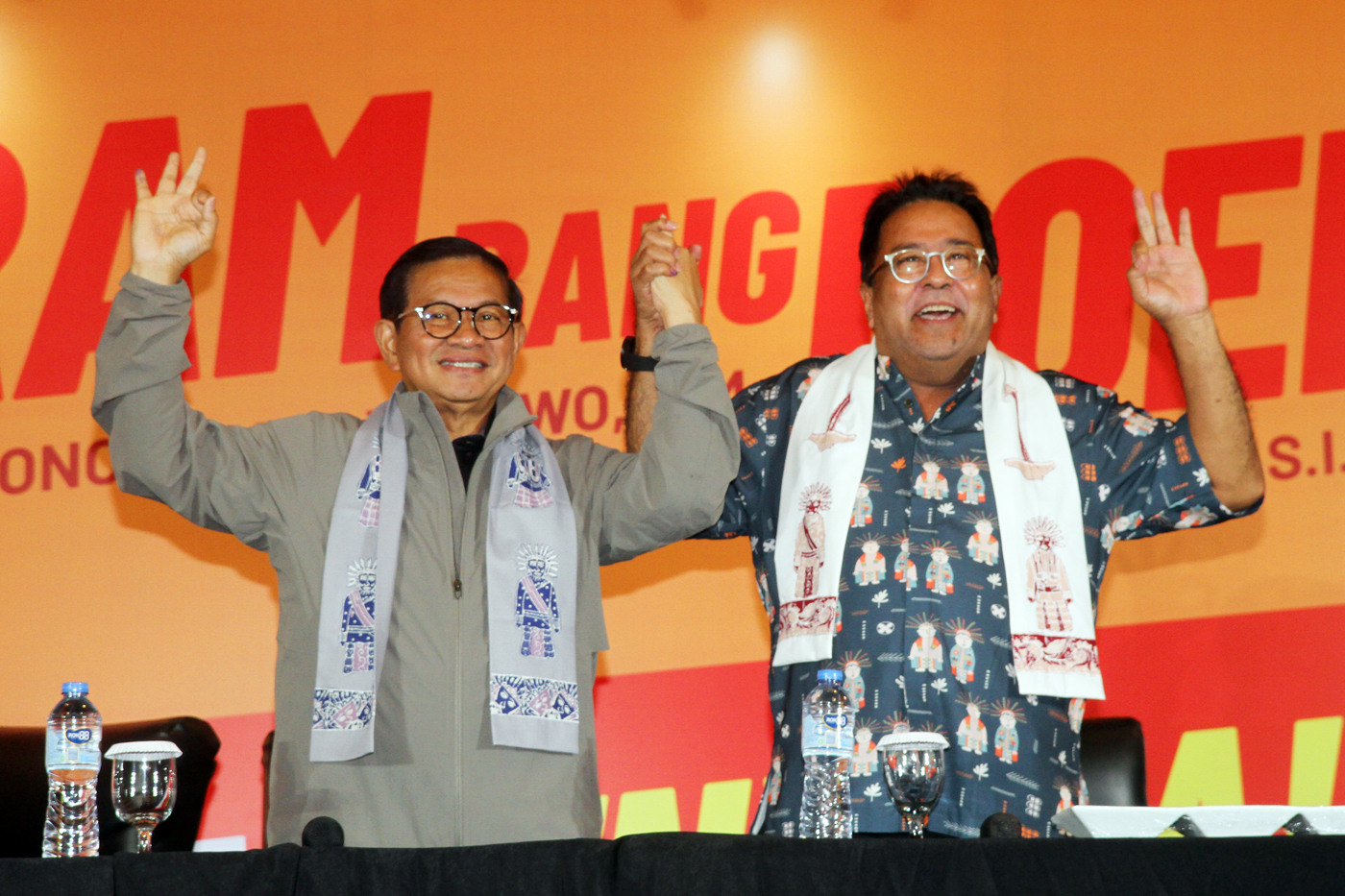 Calon gubernur dan wakil gubernur DKI Jakarta nomor urut 3 Pramono Anung dan Rano Karno foto Bersama usai menyampaikan keterangan pers terkait hasil hitung cepat Pilkada di Jakarta, Rabu (27/11/2024). (Dery Ridwansah/ JawaPos.com) - Image
