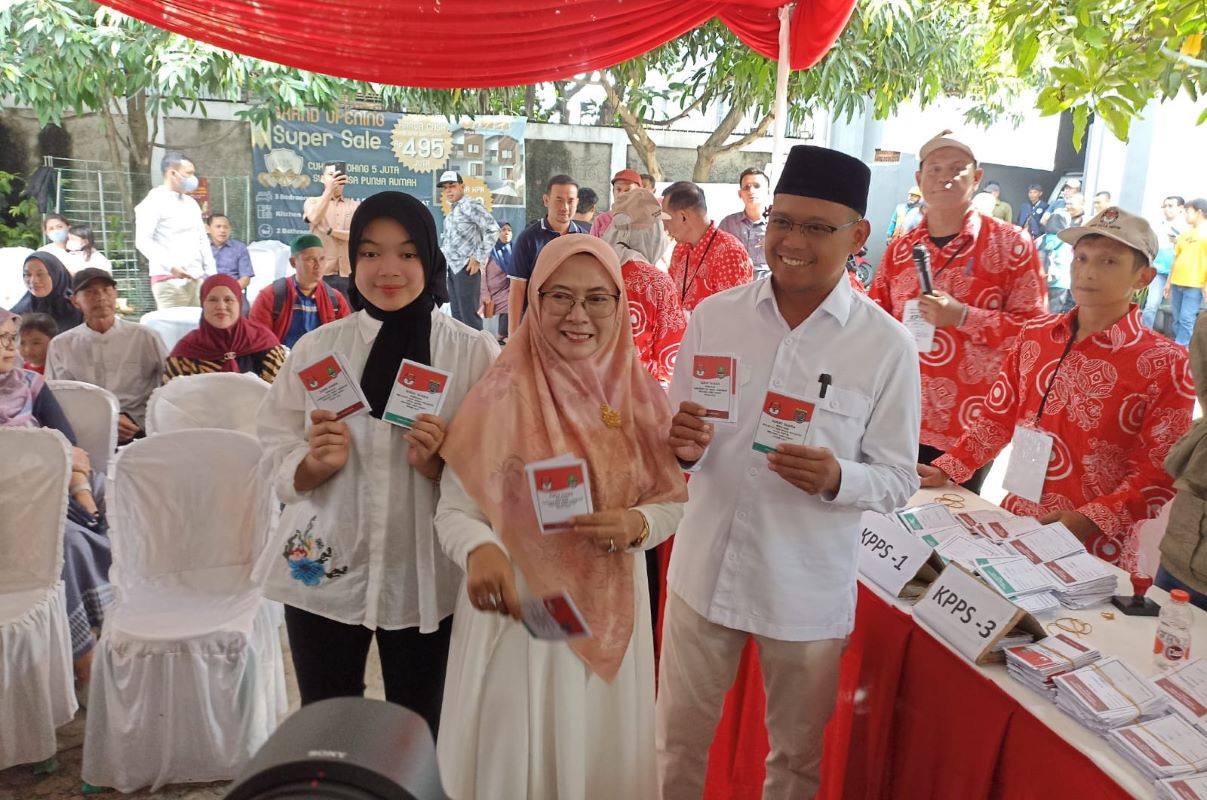 calon Wali Kota Depok Imam Budi Hartono menunaikan hak pilih. (Istimewa) - Image