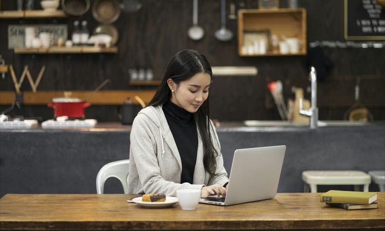 Orang-orang yang bekerja paling baik di kafe yang ramai cenderung memiliki 8 sifat ini. (freepik) - Image