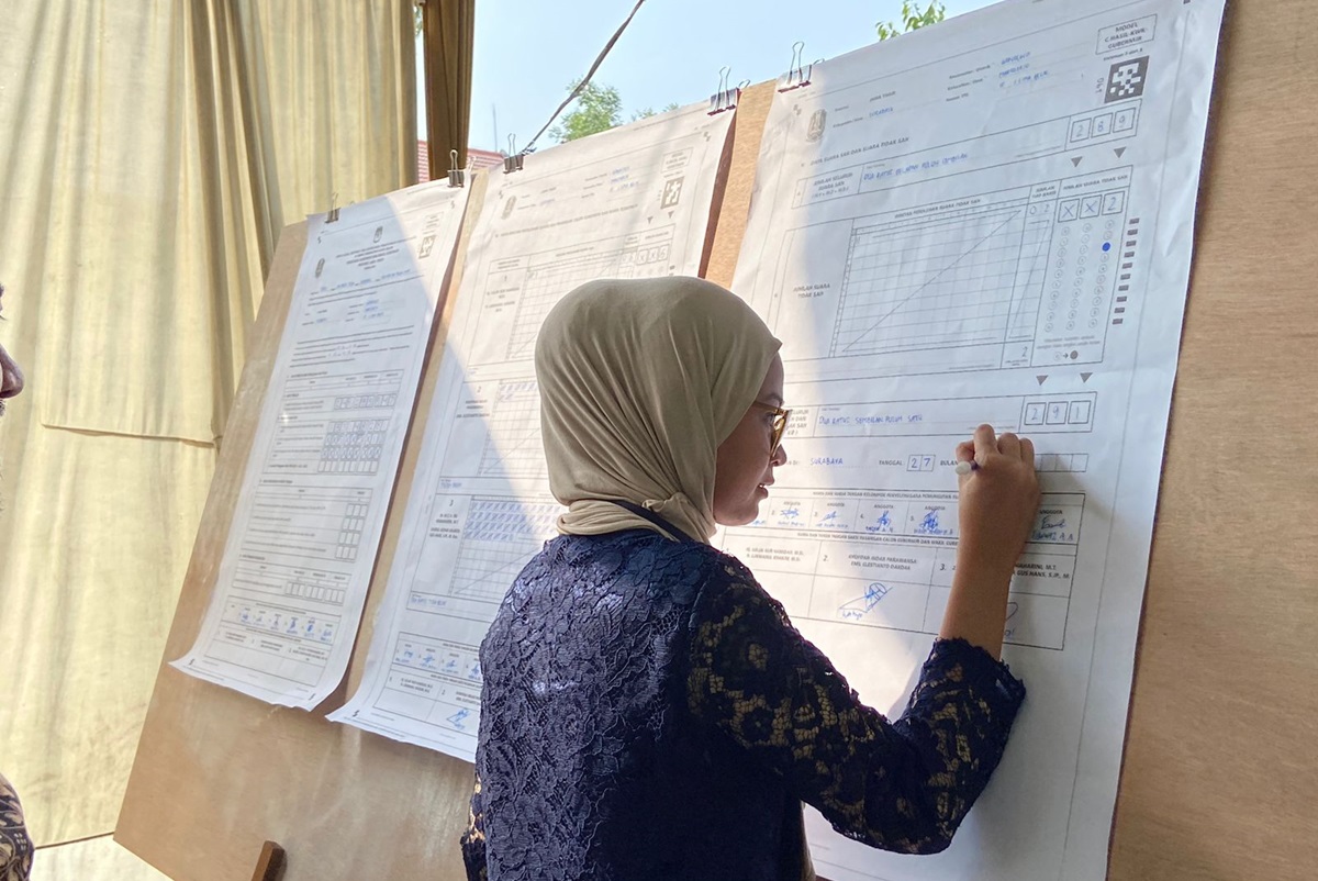 Perhitungan surat suara Pilgub Jatim di TPS 15 Margorejo tempat Khofifah mencoblos. (Novia Herawati/ JawaPos.com) - Image