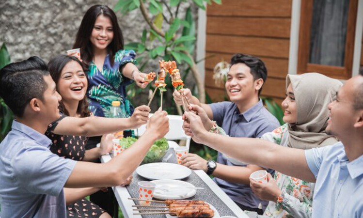 Ilustrasi orang sedang liburan dan menghabiskan waktu bersama orang-orang terdekat (Freepik) - Image