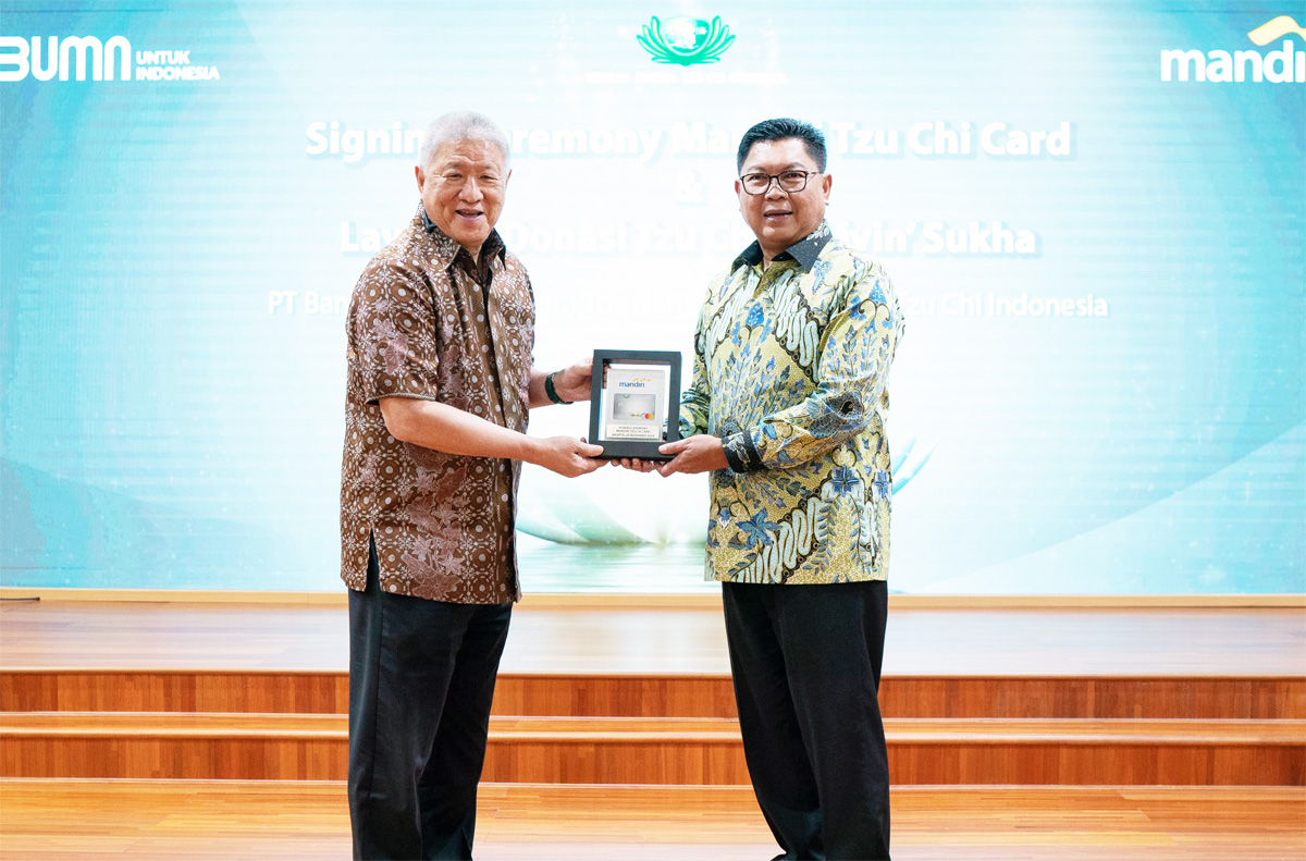 Direktur Utama Bank Mandiri Darmawan Junaidi (kanan) pada peluncuran kartu kredit Mandiri Tzu Chi Card dan layanan digital Tzu Chi Donasi di aplikasi Livin’ by Mandiri, pada Kamis (28/11) di Jakarta. - Image