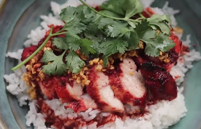 Resep Ayam Panggang Madu Ala Restoran yang Hanya Menggunakan Teflon./Tangkap Layar YouTube Devina Hermawan - Image
