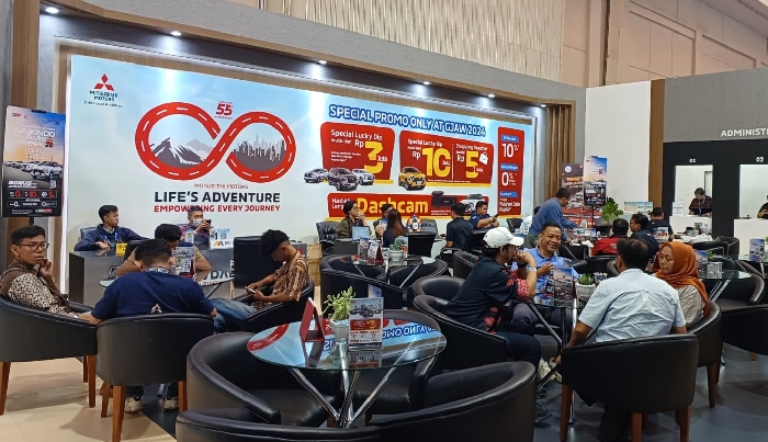 Pengunjung yang melakukan transaksi pembelian mobil di booth Mitsubishi GJAW 2024. - Image