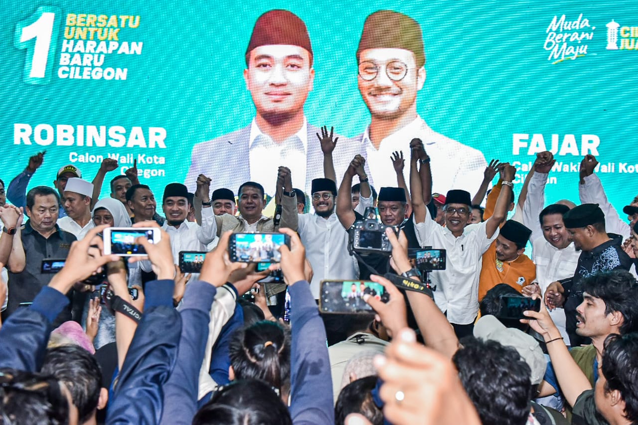 Calon Wali Kota dan Wakil Wali Kota Cilegon, Robinsar dan Fajar Hadi Prabowo merayakan kemenangan di Pilkada Cilegon berdasarkan hasil quick count. (Istimewa) - Image