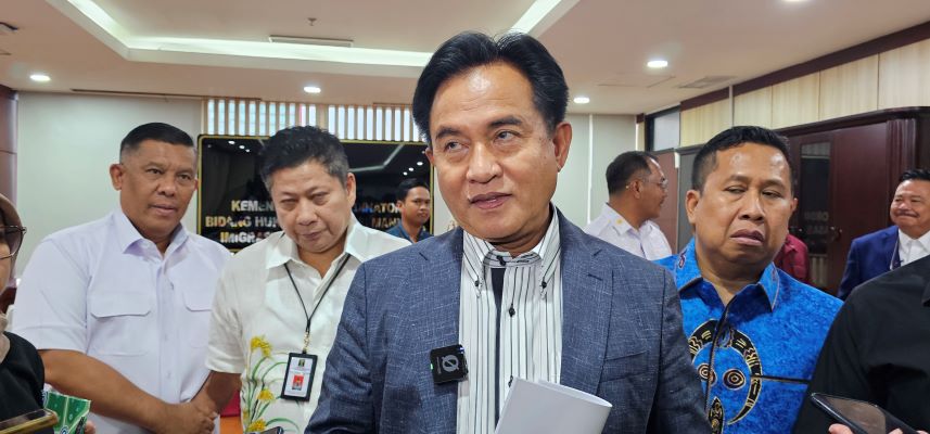 Menteri Koordinator Bidang Hukum, HAM, Imigrasi dan Pemasyarakatan (Menko Kumham Imipas) Yusril Ihza Mahendra di kantor Kemenko Kumham Imipas, Jalan HR Rasuna Said, Kuningan, Jakarta Selatan. - Image