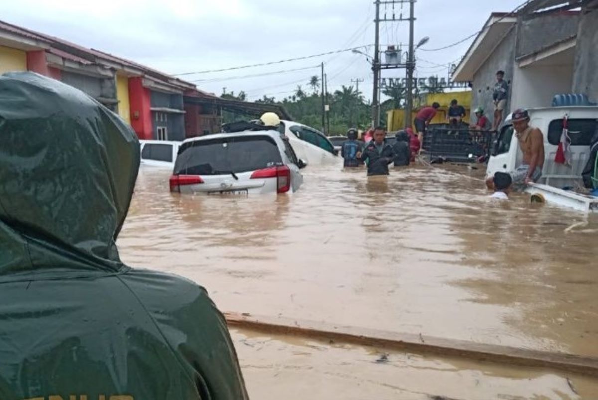 Banjir yang terjadi di sejumlah Kota Medan dan sekitarnya. (Anggi Luthfi Panggabean/Antara) - Image