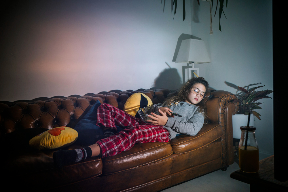 Perilaku kepribadian orang tidur malam dengan TV menurut Psikologi - Image