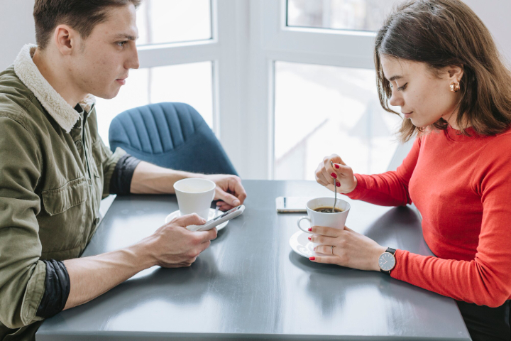 lustrasi seorang pria yang secara tidak sengaja ditakuti oleh perempuan. (freepik) - Image