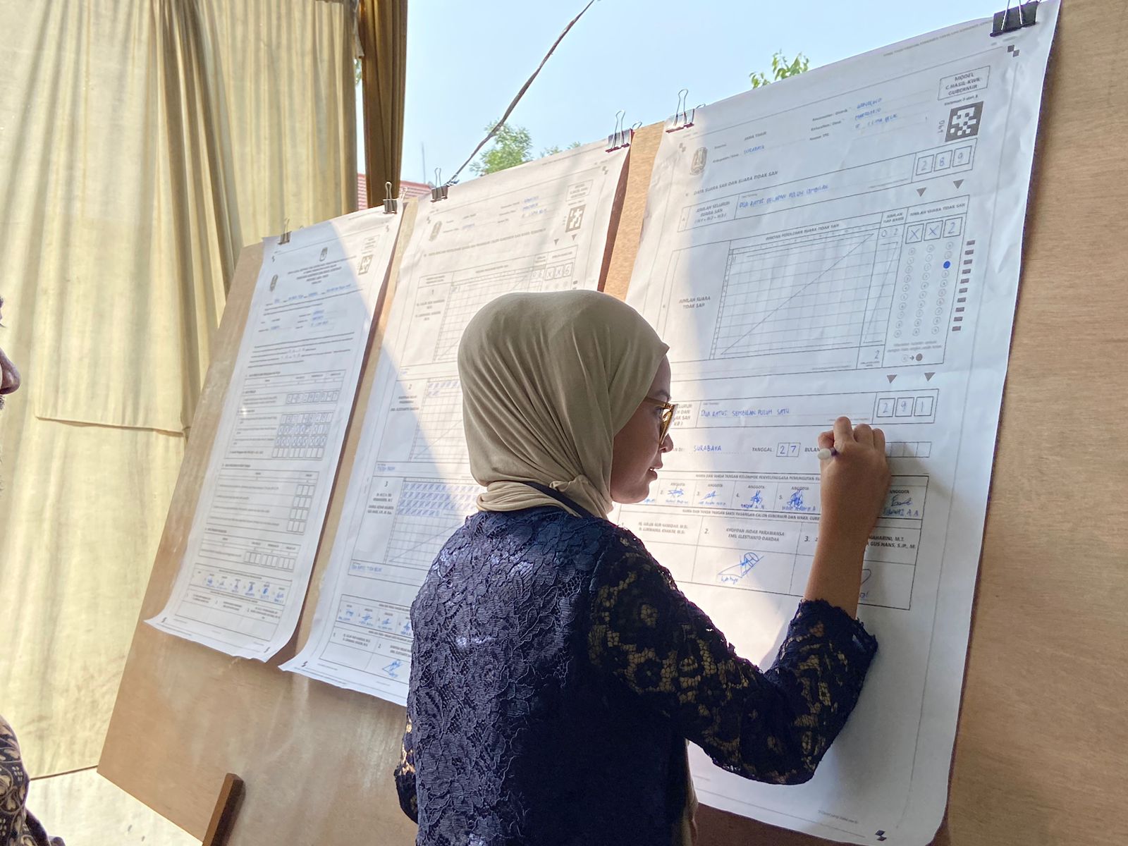 Ilustrasi petugas KPPS Pilkada serentak 2024 di Kota Surabaya. (Novia Herawati/ JawaPos.com) - Image