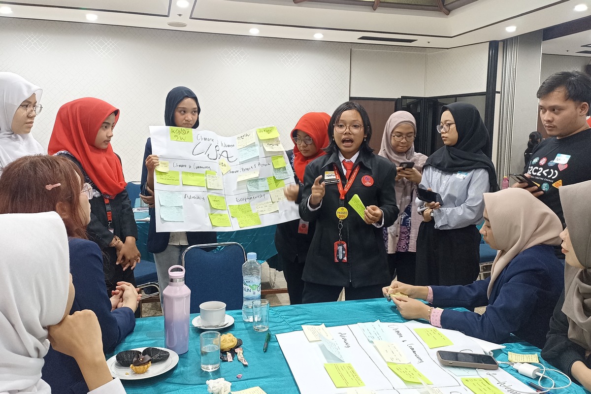 Sejumlah siswa perempuan presentasi penanganan perubahan iklim di Global Girls Creating Change (G2C2) Indonesia di Jakarta (28/11) malam. (Hilmi/Jawa Pos) - Image