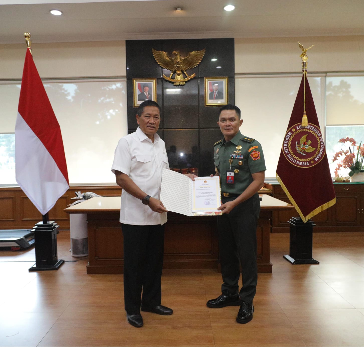 Mayjen TNI Ariyo Windutomo saat menyerahkan jabatan Kepala Biro Umum Setjen Kemhan. (Kemhan) - Image